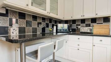 Frigorifero, microonde, forno, piano cottura