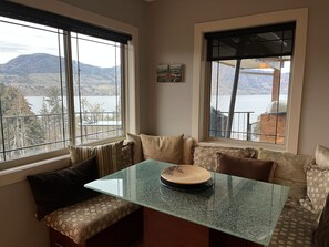 تلفزيون ذكي، مدفأة، كُتُب، طابعة