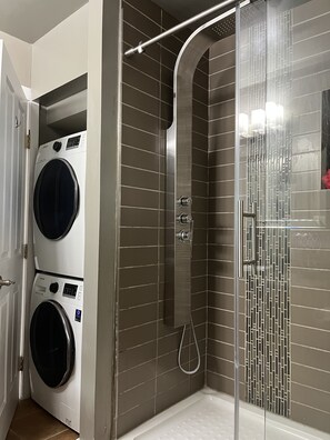 Douche, sèche-cheveux, serviettes fournies, savon