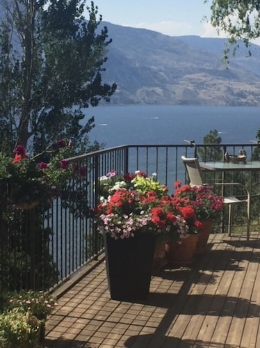 Tranquil setting with beautiful views overlooking Skaha Lake 