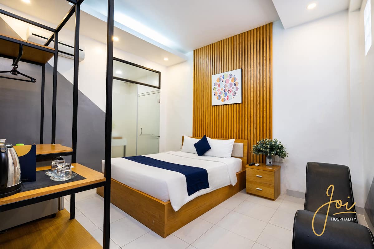 Doppia Standard, 1 letto queen, non fumatori, bagno privato | Ferro/asse da stiro, Wi-Fi gratuito, lenzuola