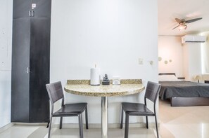 1 Schlafzimmer, Schreibtisch, Bügeleisen/Bügelbrett, kostenloses WLAN