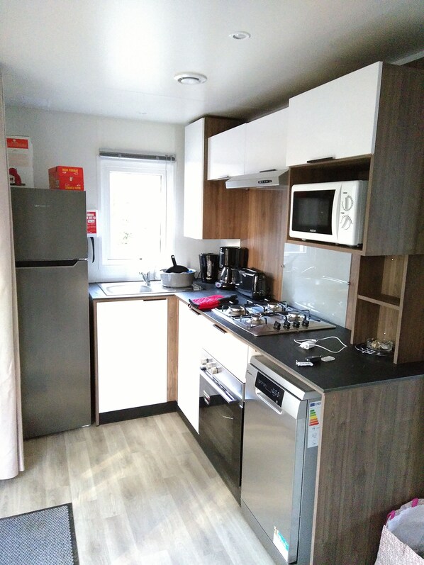 Een koelkast, een magnetron, een oven, een kookplaat