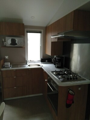 Kylskåp, mikrovågsugn, ugn och spishäll