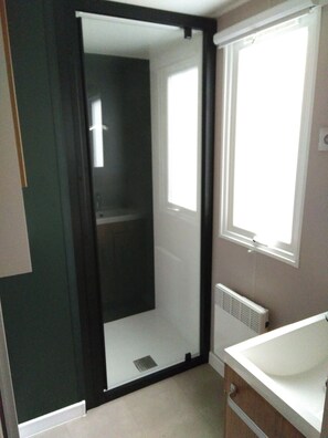 Shower, hair dryer - Mobil Home Neuf 2 ch Entre Pinède et Océan en Camping 4 Avec Activités (Saint-Brevin-les-Pins)