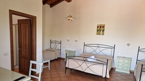 Un dormitorio con una cama, un escritorio y una silla.