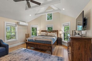 4 bedrooms, iron/ironing board, free WiFi, bed sheets - Farmhouse with Hot Tub, Game Room, Pond and Creek (Durango)