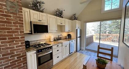 Spacious 4BR w/Yard, Hot Tub, Game Room, Pond & Creek