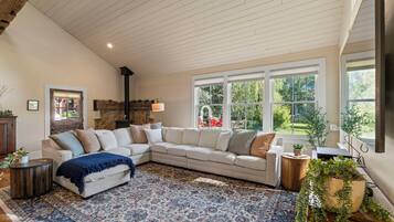 Télévision, table de tennis de table, livres