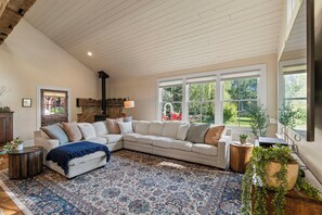 TV, table tennis, books - Farmhouse with Hot Tub, Game Room, Pond and Creek (Durango)