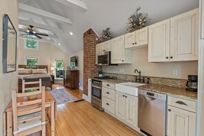 Fridge, microwave, oven, stovetop - Farmhouse with Hot Tub, Game Room, Pond and Creek (Durango)