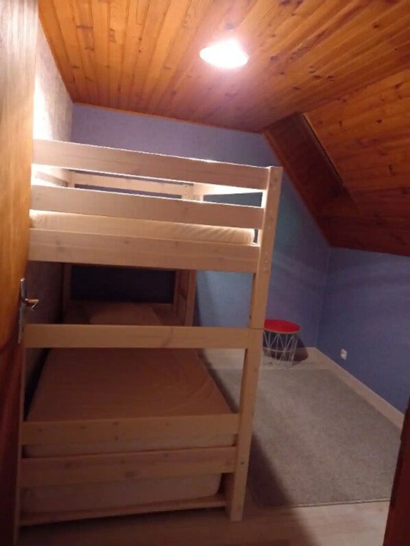 4 bedrooms, iron/ironing board, free WiFi