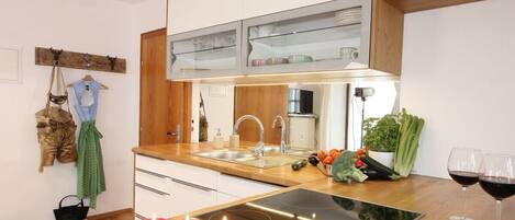 Kylskåp, ugn, spishäll och diskmaskin