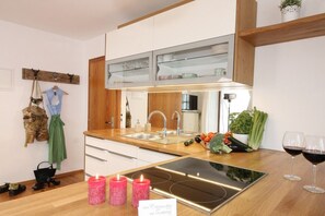 Fridge, oven, stovetop, dishwasher - Ferienwohnung Johanna 4 Sterne mit 35 qm (Gstadt am Chiemsee)