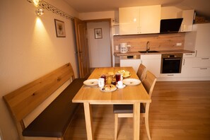 Dining - Ferienwohnung Blumenwiese 50 qm, mit Seeblick (Rimsting)