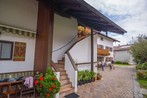 Outdoor dining - Ferienwohnung Seeblick 40 qm, mit Balkon (Rimsting)