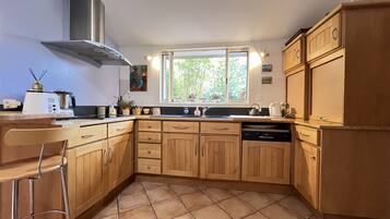 Réfrigérateur, micro-ondes, four, lave-vaisselle