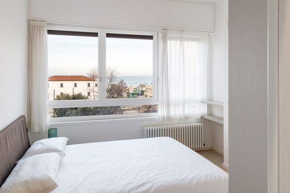 3 bedrooms, iron/ironing board, WiFi, bed sheets - A modern space just steps away from the sea, perfect for an exclusive vacation. (Riccione)