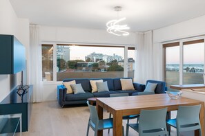 TV - A modern space just steps away from the sea, perfect for an exclusive vacation. (Riccione)