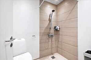 Shower, eco-friendly toiletries, hair dryer, towels - Casa House of Bricks 2 (Billund)