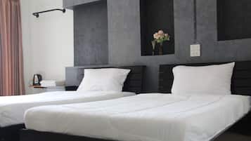 Habitación Deluxe con 2 camas individuales, lanai, vista al jardín | Decoración personalizada, muebles diferentes y escritorio