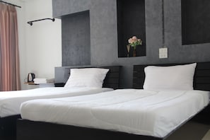 Deluxe Twin Room, Lanai, Garden View | Individually decorated, individually furnished, desk, laptop workspace - Pilatus Apartment (Mueang Loei)