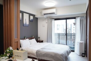 Departamento estándar, 1 cama matrimonial, balcón | 1 habitación, cortinas blackout y tabla de planchar con plancha 