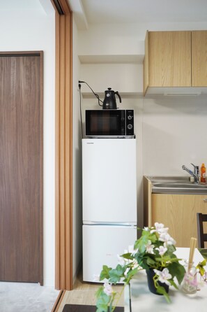 Departamento estándar, 1 cama matrimonial, balcón | Cocina privada | Refrigerador, microondas, parrilla de estufa y utensilios de cocina 