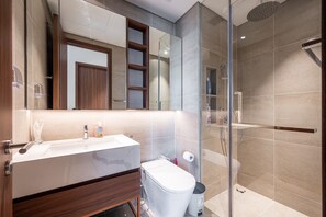 Luxury Apartment, 2 Bedrooms, Non Smoking, Balcony | Bathroom | Shower, rainfall showerhead, free toiletries, hair dryer