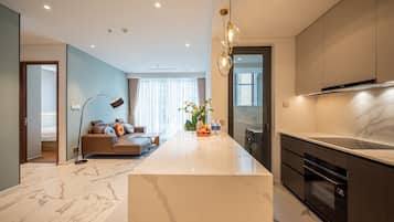 Apartamento de lujo, 2 habitaciones, no fumadores, balcón | Sala de estar | Televisión LCD de 45 pulgadas con canales digitales