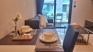 Apartment, 1 Bedroom, Accessible, Balcony | Dining