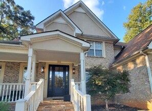 Exterior - Large but cozy designer 4-bedroom house with WiFi & AC in fabulous Douglasville (Douglasville)