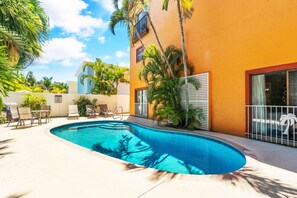 Una piscina al aire libre, una piscina climatizada