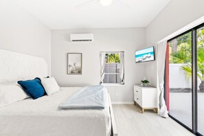1 habitación, escritorio, tabla de planchar con plancha y cuna de viaje