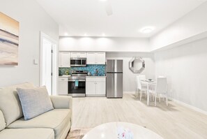 Smart TV, books, video library, stereo - Siesta Key Village, Pool, Beach Access 4-min. Walk, 1bdr (Siesta Key)