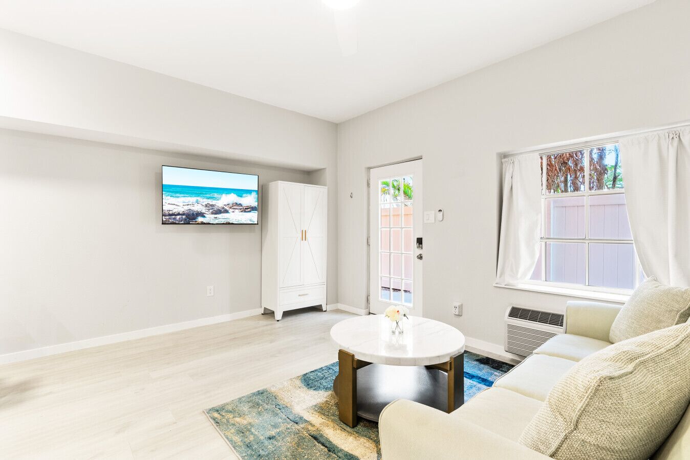 Smart TV, libros, videoteca y estéreo 