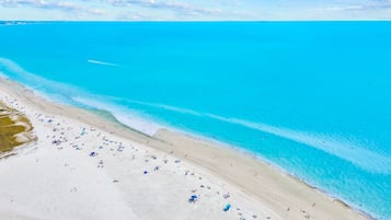 Beach nearby, sun loungers, beach towels