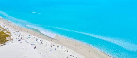 Perto da praia, espreguiçadeiras, toalhas de praia