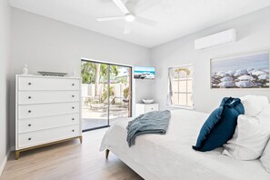 1 habitación, escritorio, tabla de planchar con plancha y cuna de viaje