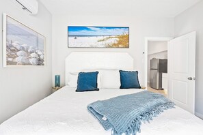 1 bedroom, desk, iron/ironing board, travel crib - Siesta Key Village, Pool, Beach Access 4-min. Walk, 1bdr (Siesta Key)