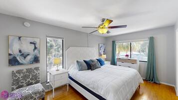 2 bedrooms, in-room safe, desk, iron/ironing board