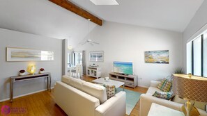 TV connectée, livres, vidéothèque, chaîne hi-fi