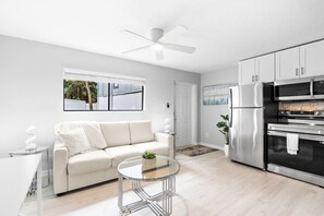 Smart-tv, bøger, videobibliotek, stereoanlæg