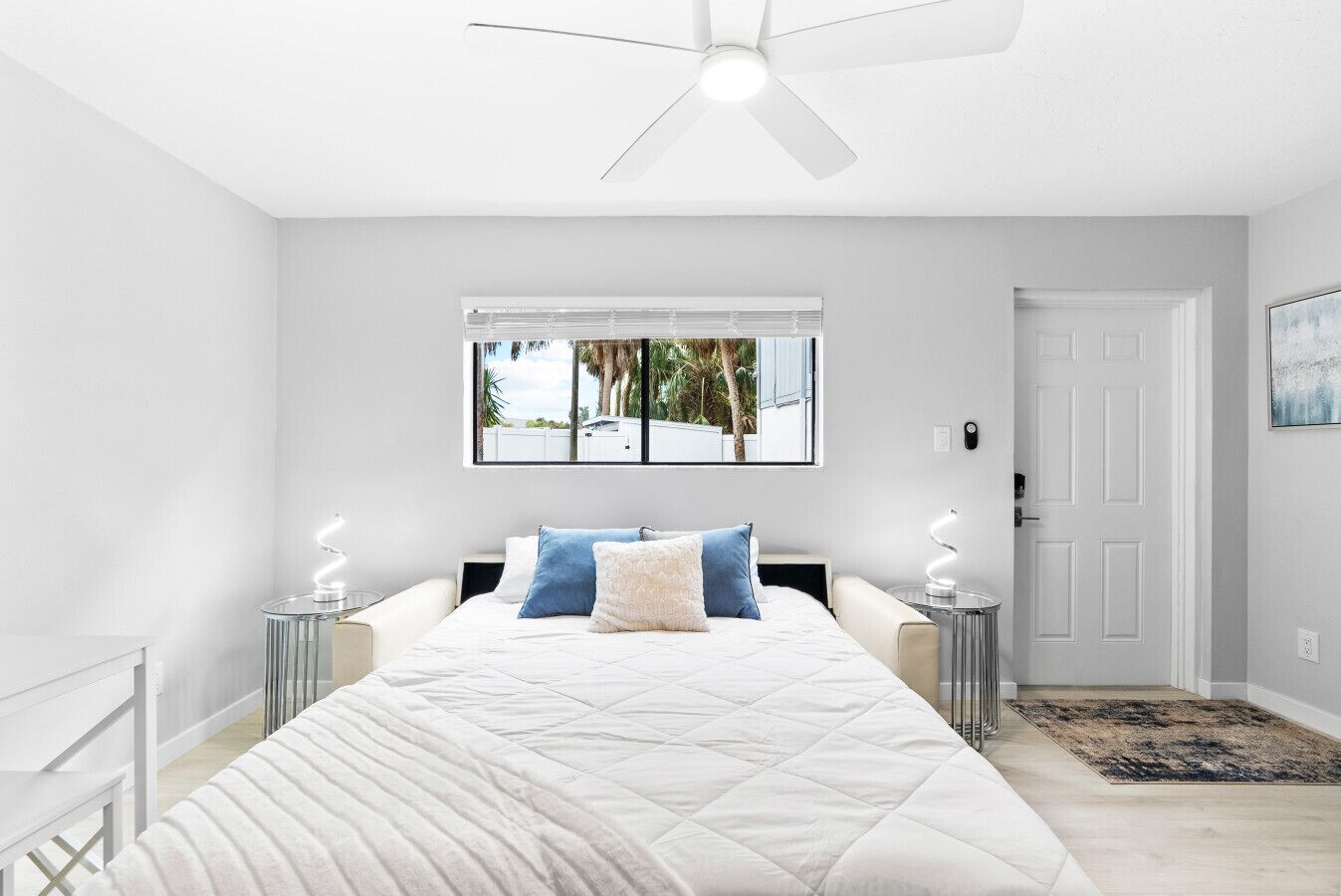 1 habitación, caja de seguridad en la habitación y escritorio 