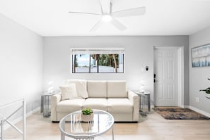 Smart-TV, bøker, filmbibliotek og stereoanlegg