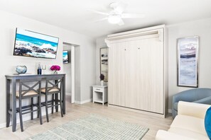 Smart-tv, böcker och ett filmbibliotek