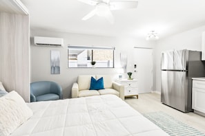 1 Schlafzimmer, Zimmersafe, Schreibtisch, Bügeleisen/Bügelbrett