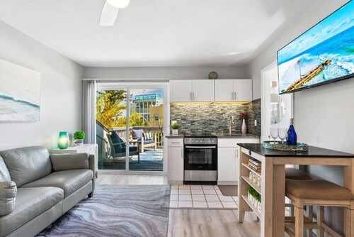 Beach Rd, 300ft to Beach Access & 500ft to Siesta Key Village, Studio