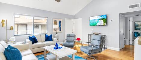 Smart-tv, böcker, ett filmbibliotek och en stereo