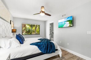 3 makuuhuonetta, tallelokero huoneessa, työpöytä, silitysrauta/-lauta